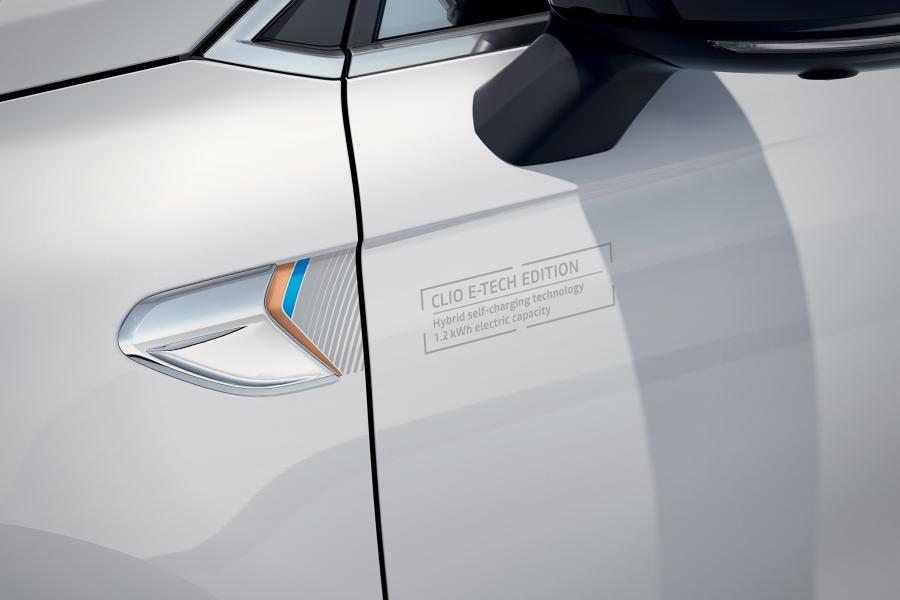 Детали экстерьера Renault Clio E-TECH Edition 2020 года  (WW) (фото 2 из 9)